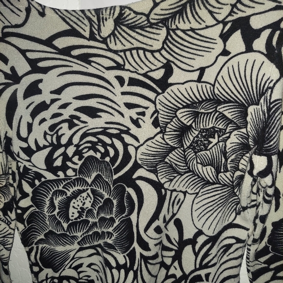 Avenue HQ v-neck floral print sweater - Picture 8 of 8